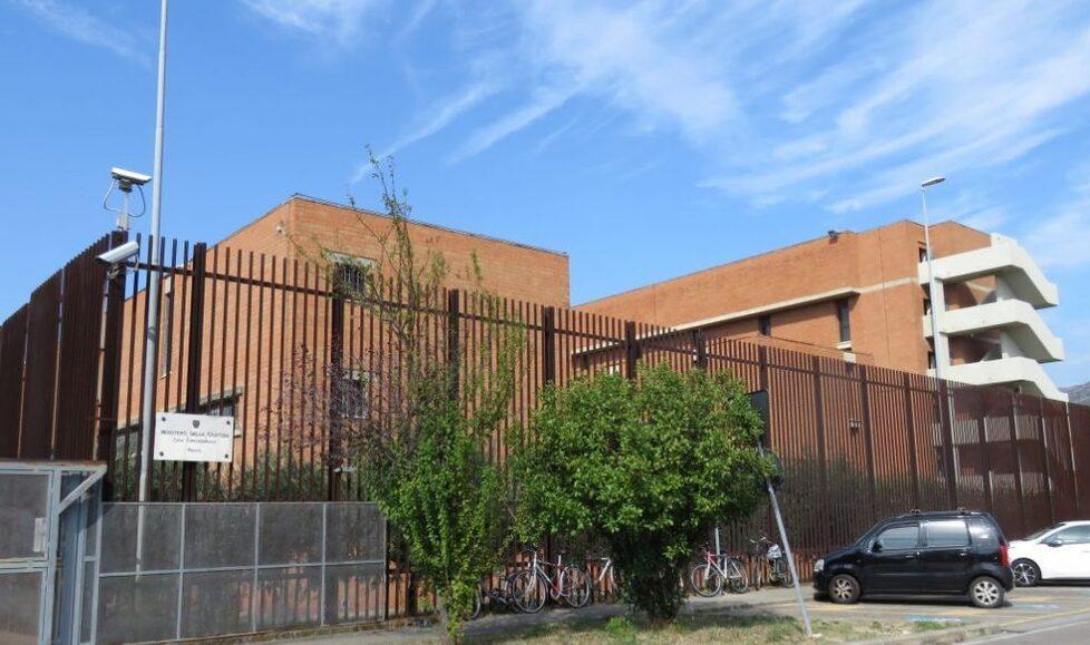 Prato, la cena non piace ai detenuti: scoppia la rivolta nel carcere della Dogaia