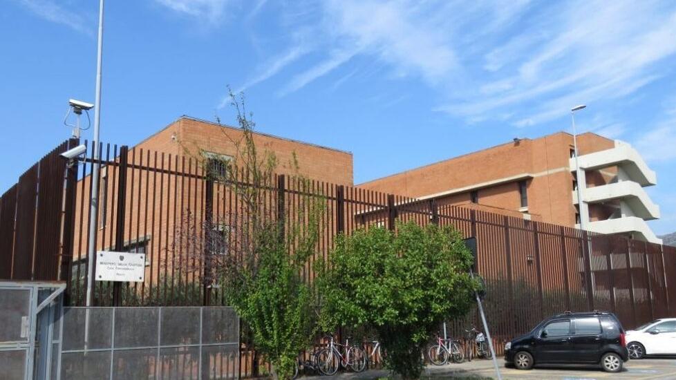 Prato, la cena non piace ai detenuti: scoppia la rivolta nel carcere della Dogaia