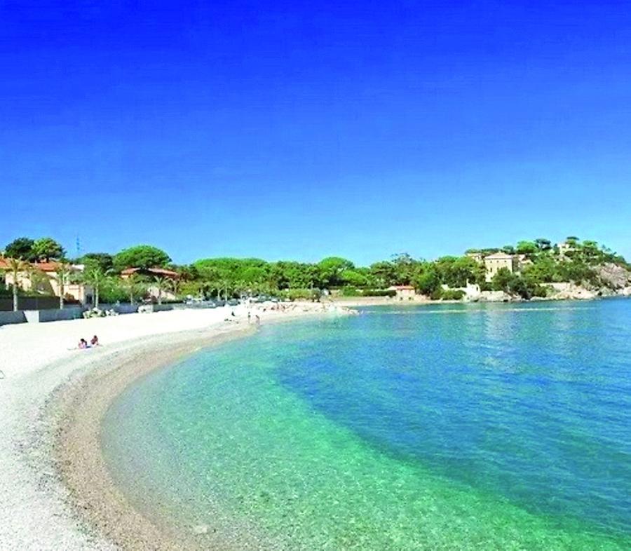 Una barriera frangiflutti a Cavo per “arginare” le onde dei traghetti. Il geologo: «Un errore, ecco perchè»
