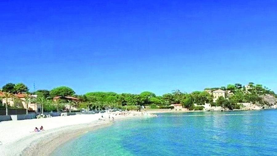 Una barriera frangiflutti a Cavo per “arginare” le onde dei traghetti. Il geologo: «Un errore, ecco perchè»