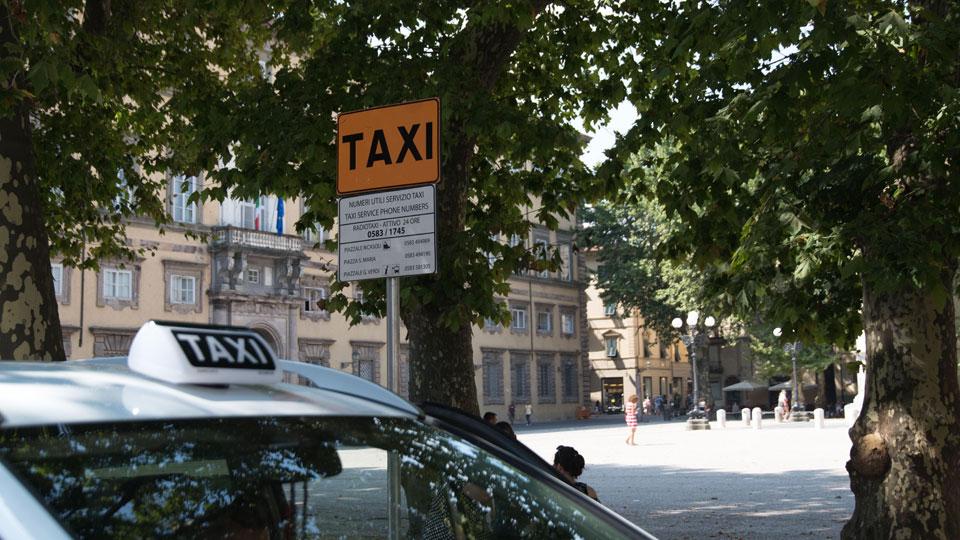 Taxi, a Lucca in arrivo due nuove licenze: «È un servizio fondamentale»