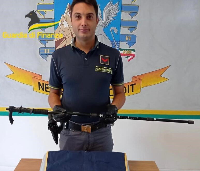 Piombino, nasconde un fucile nel bastone: arrestato. Rischia fino a 6 anni