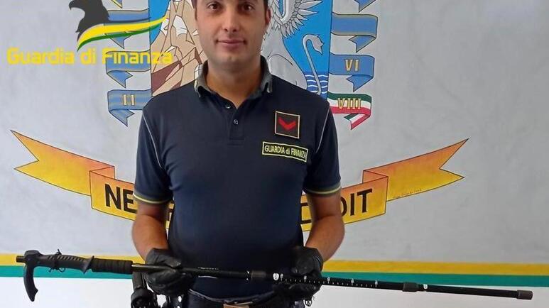 Piombino, nasconde un fucile nel bastone: arrestato. Rischia fino a 6 anni