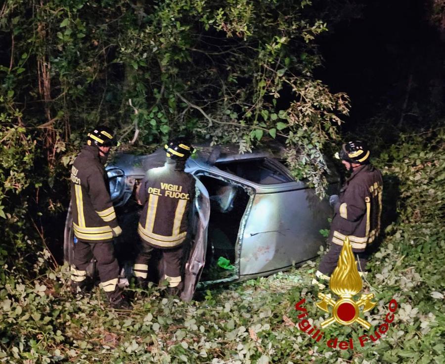 Ragazza alla guida di un’auto esce di strada a Osilo e resta incastrata nell’abitacolo