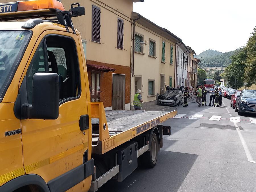 Auto si ribalta mentre percorre via Braga a Vaiano