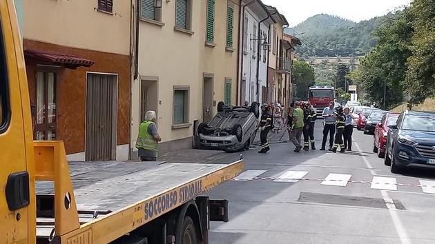 Auto si ribalta mentre percorre via Braga a Vaiano