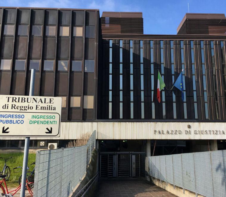 «Passeggiavo da solo con il cane, un uomo ha tentato di rapinarmi»