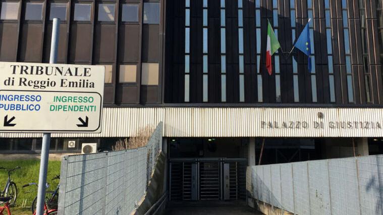 «Passeggiavo da solo con il cane, un uomo ha tentato di rapinarmi»