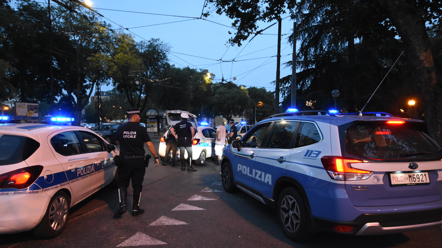 Modena, scontro in via Giardini tra un’auto e una pattuglia della polizia: due agenti feriti