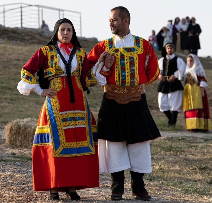 Abiti e gioielli di 70 comuni: sfilata notturna nel parco di Isili