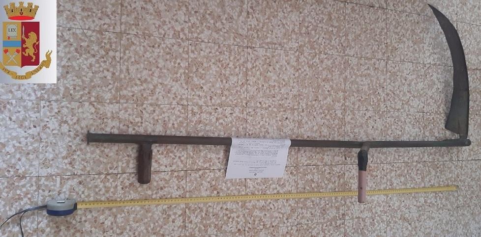 Anziano armato di una falce minaccia di uccidere la vicina