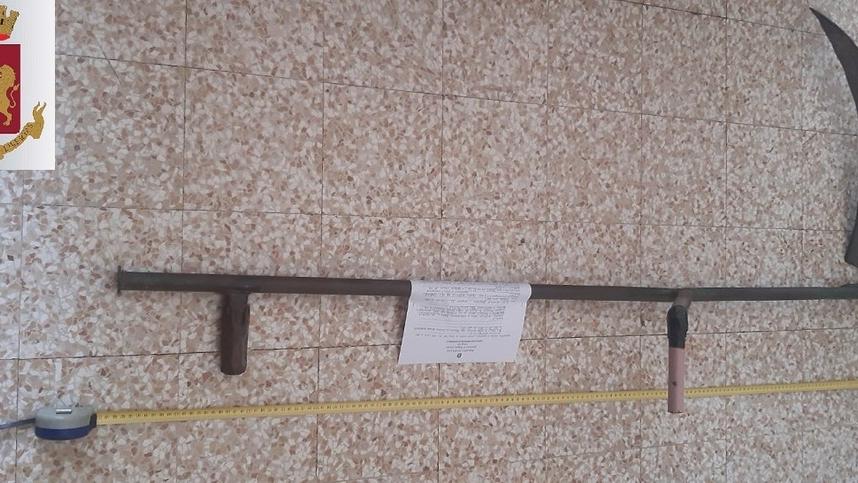 Anziano armato di una falce minaccia di uccidere la vicina