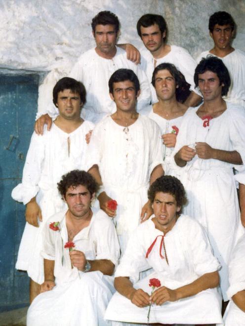 Nella foto del 1975 il primo in alto a sinistra è Tziu Micheli. Il primo a sinistra nella fila centrale è Stefano Pinna, che dopo 48 anni rinnoverà il suo voto