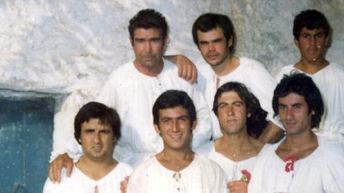 Nella foto del 1975 il primo in alto a sinistra è Tziu Micheli. Il primo a sinistra nella fila centrale è Stefano Pinna, che dopo 48 anni rinnoverà il suo voto