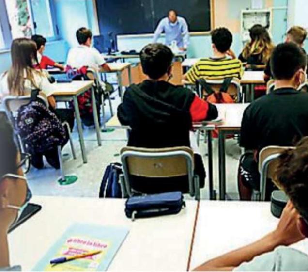 Livorno, classe pollaio al liceo Niccolini Palli. «I 37 alunni? Ecco come li divideremo in due gruppi»