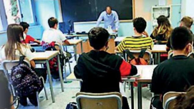 Livorno, classe pollaio al liceo Niccolini Palli. «I 37 alunni? Ecco come li divideremo in due gruppi»