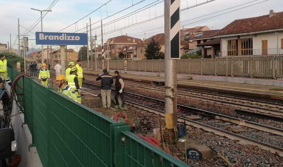 Una immagine della strage di Brandizzo in Piemonte dove sono morti 5 operai che lavoravano lungo i binari della ferrovia