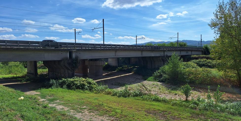 Una veduta del tratto di SR435 che fa da ponte sul torrente Ombrone