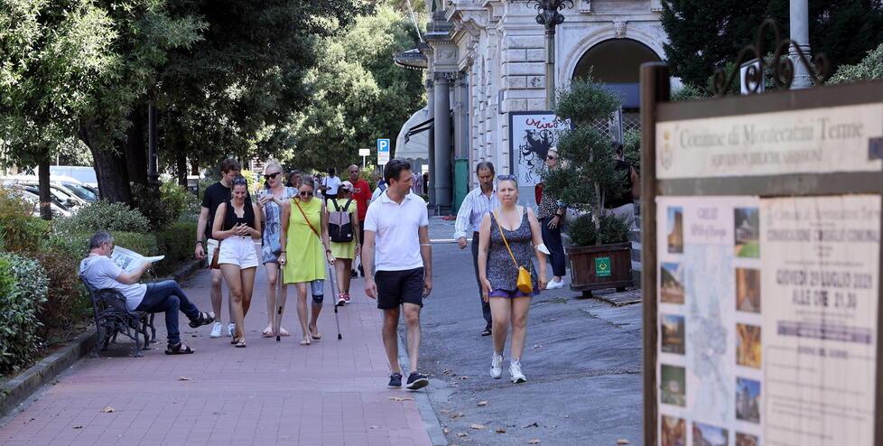 Turisti davanti al Comune