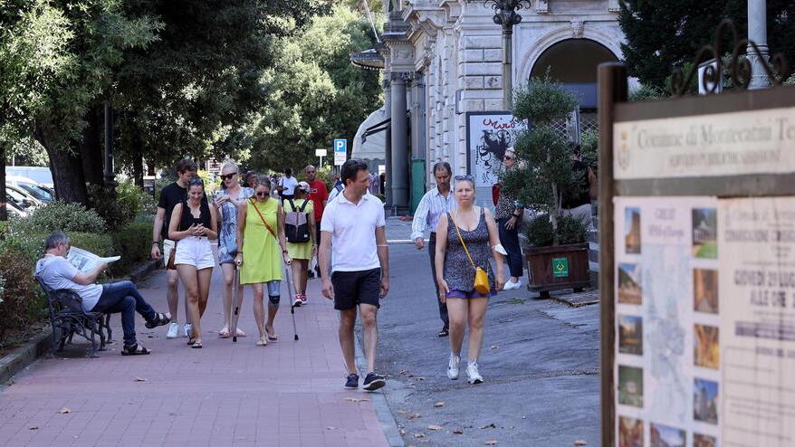 Turisti davanti al Comune