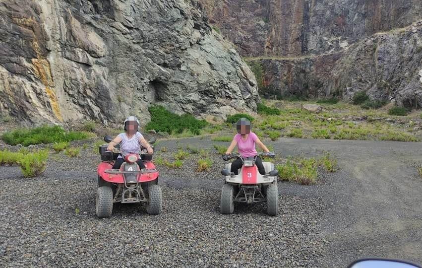 Due escursioniste in quad sul monte Calamita