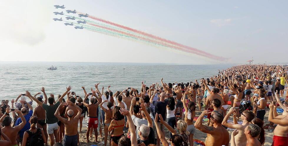 Nella foto un momento dello spettacolo delle Frecce Tricolori sul litorale pisano nel 2016