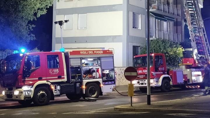 L’incendio nel condominio di via Cosseria (foto Binoy Toroucly)