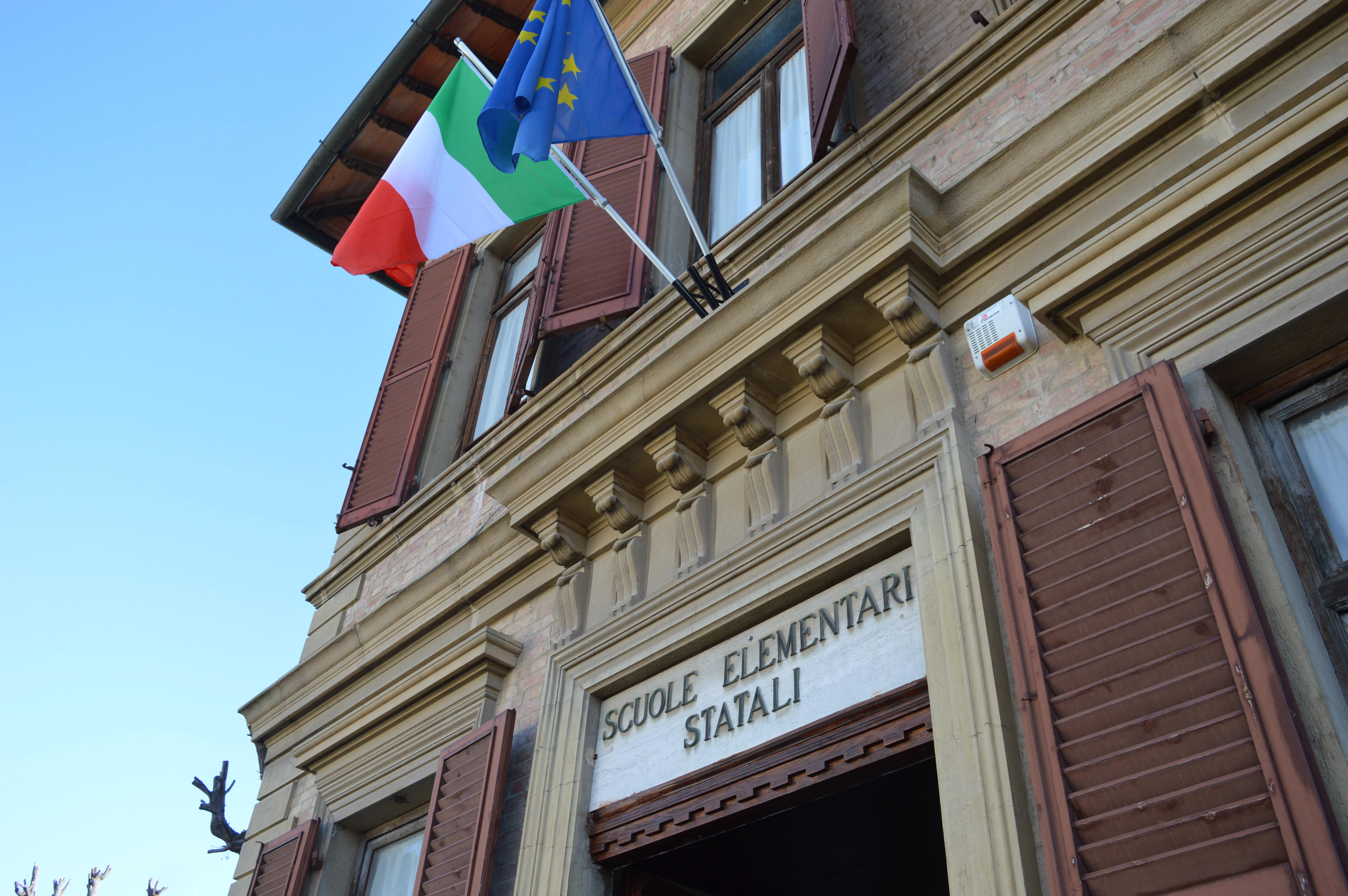 Una veduta della parete frontale della scuola elementare di Certaldo