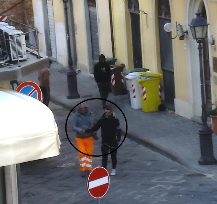 Un presunto scambio di droga ripreso dalle telecamere di sorveglianza del Comune di Altopascio e utilizzato dalla polizia per le indagini