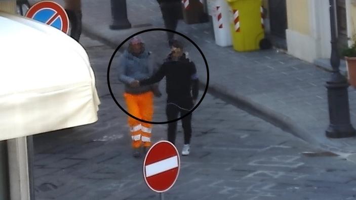 Un presunto scambio di droga ripreso dalle telecamere di sorveglianza del Comune di Altopascio e utilizzato dalla polizia per le indagini