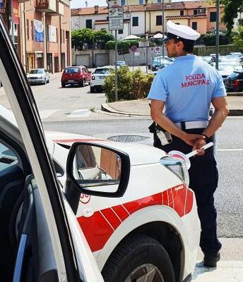Una pattuglia della polizia municipale di Pistoia impegnata in un servizio di controllo in città