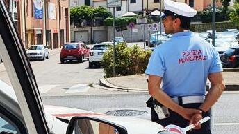 Una pattuglia della polizia municipale di Pistoia impegnata in un servizio di controllo in città