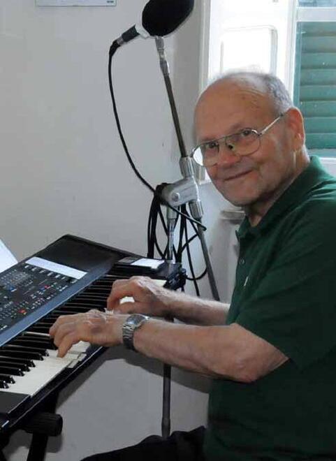 Il maestro Pietro Faleni nello studio di casa