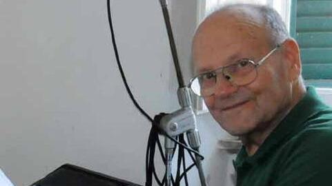 Il maestro Pietro Faleni nello studio di casa