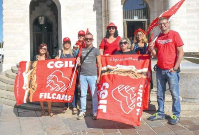 
	Il gruppo delle addette alle pulizie ieri in piazza con il sindacalista Maikol Ricci della Cgil

