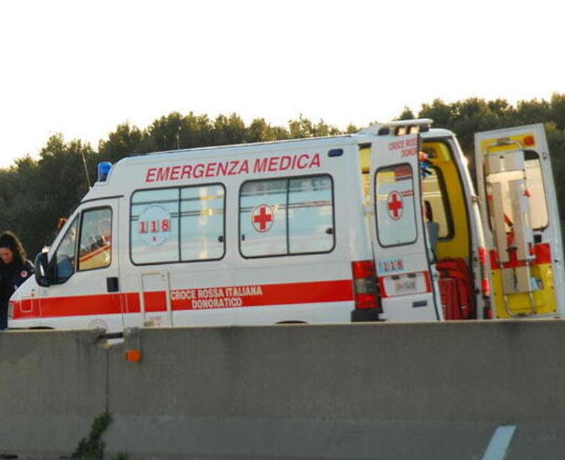 Un’ambulanza della Croce Rossa di Donoratico durante un intervento (foto d’archivio)