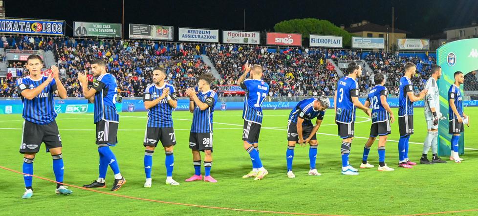Pisa schierato sul terreno dell’Arena prima dell’inizio della gara col Parma (foto Muzzi)