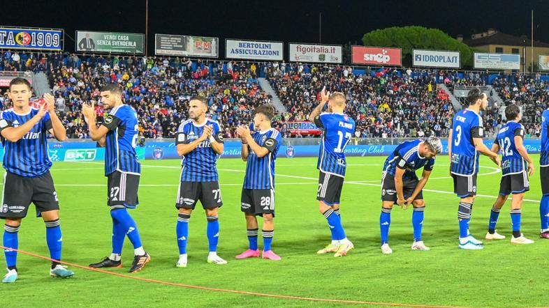 Pisa schierato sul terreno dell’Arena prima dell’inizio della gara col Parma (foto Muzzi)