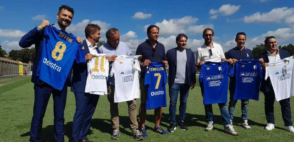 Il sindaco (primo a sinistra) con le nuove maglie