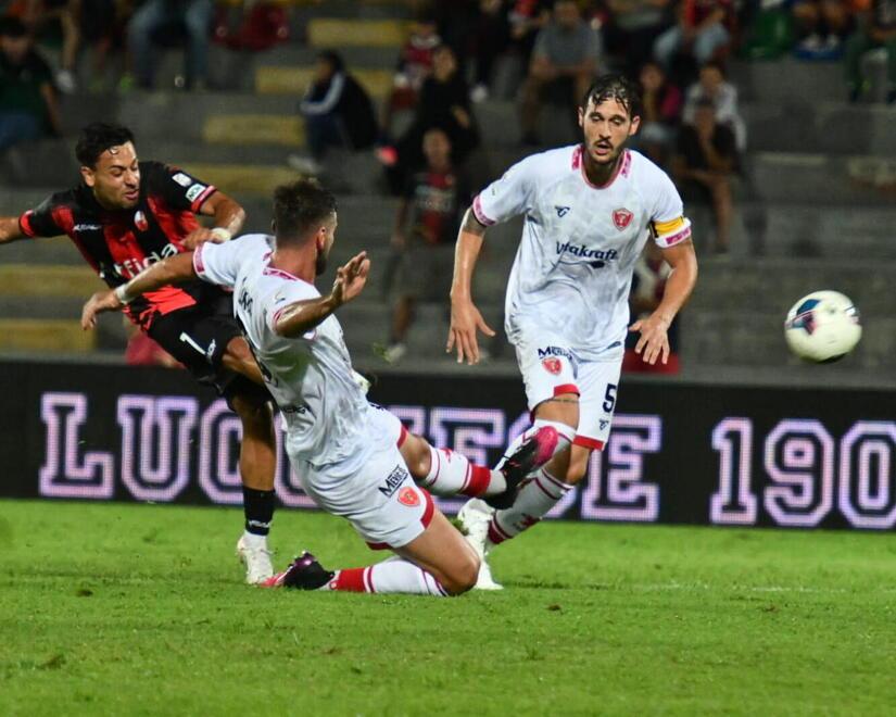 Scocca il minuto 33’ e il trequartista Rizzo Pinna entra in area e calcia verso la porta con la sfera che colpirà la traversa senza che Adamonis intervenga
