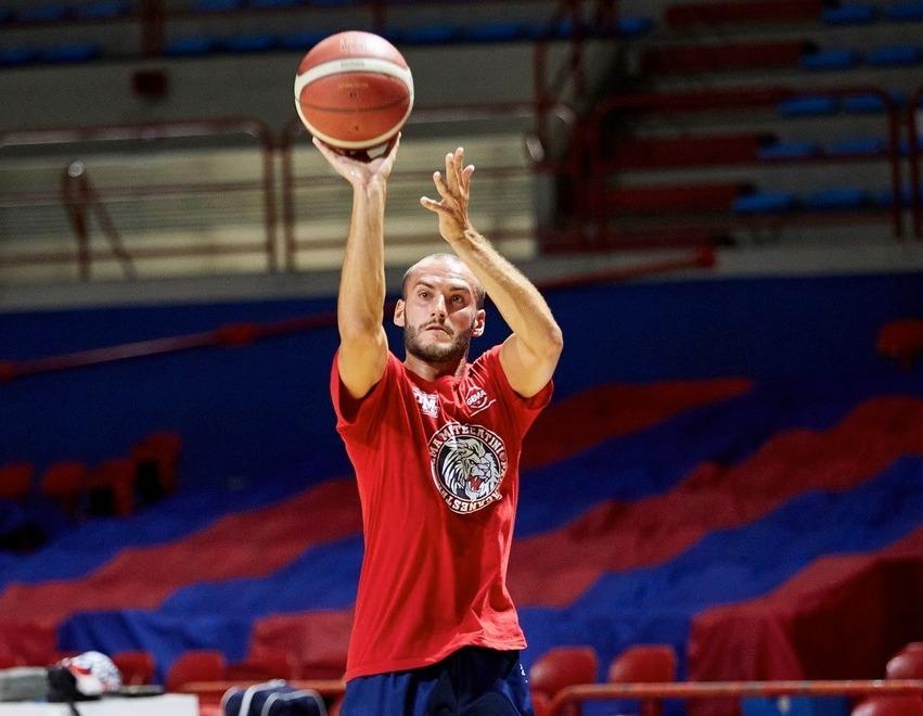 Nicola Savoldelli al tiro in allenamento al Palaterme con la divisa rossoblù della Gema Montecatini