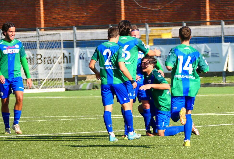 Il Seravezza Pozzi dopo un gol (foto d’archivio)