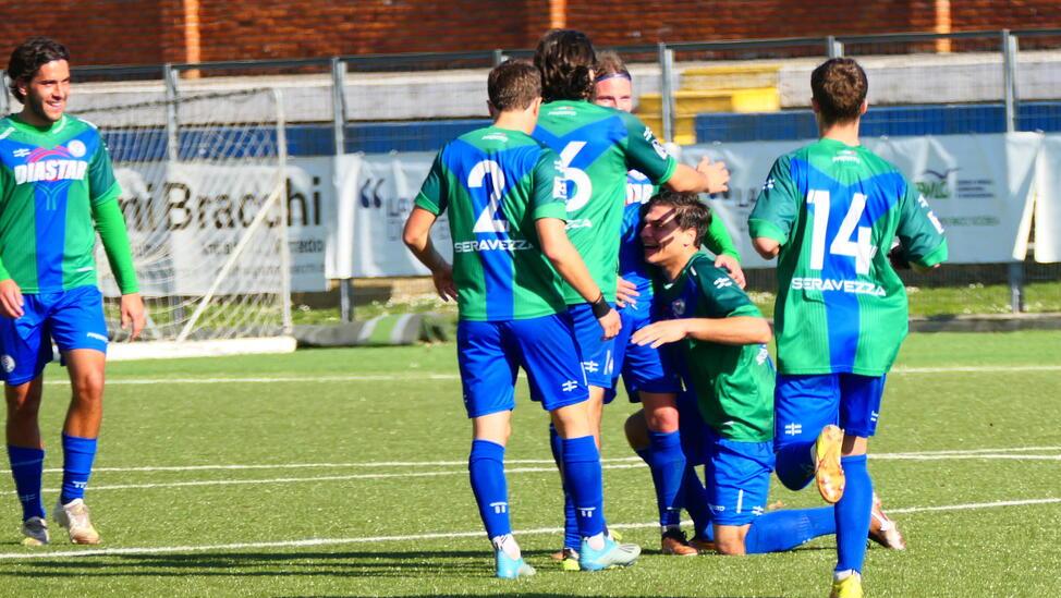 Il Seravezza Pozzi dopo un gol (foto d’archivio)