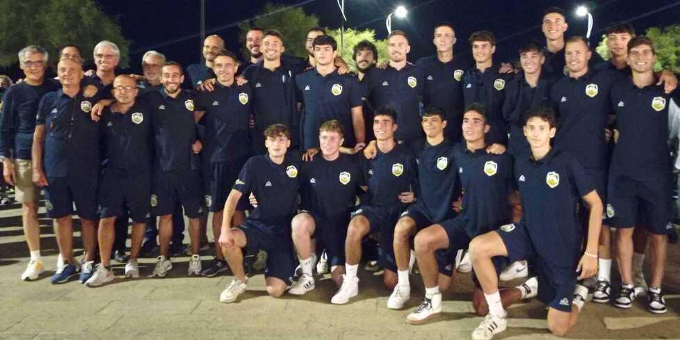 La prima squadra della Solbat Basket Golfo Piombino si è presentata in piazza Bovio (foto PaoloBarlettani)