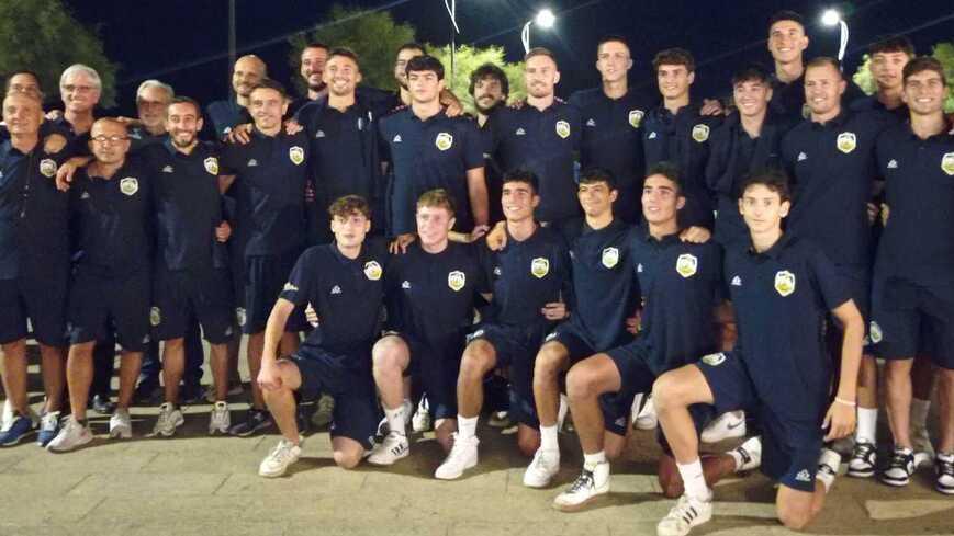 La prima squadra della Solbat Basket Golfo Piombino si è presentata in piazza Bovio (foto PaoloBarlettani)