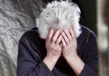 «Basta telefono», coppia di 90enni toglie il cellulare alla badante: lei picchia marito e moglie