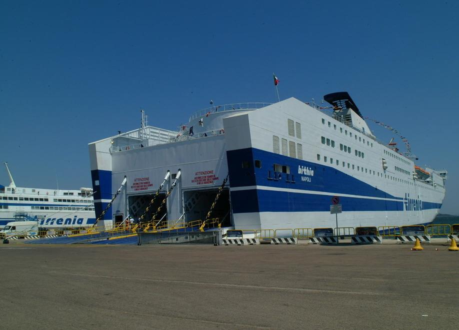 Olbia, piazza l’auto sul portellone del traghetto: «Senza di noi la nave non parte»
