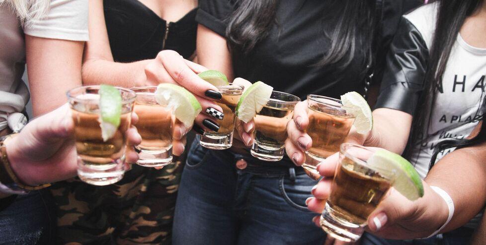 Modena, «I nostri figli ubriachi a 14 anni. Chi vende alcol ai ragazzini?» 