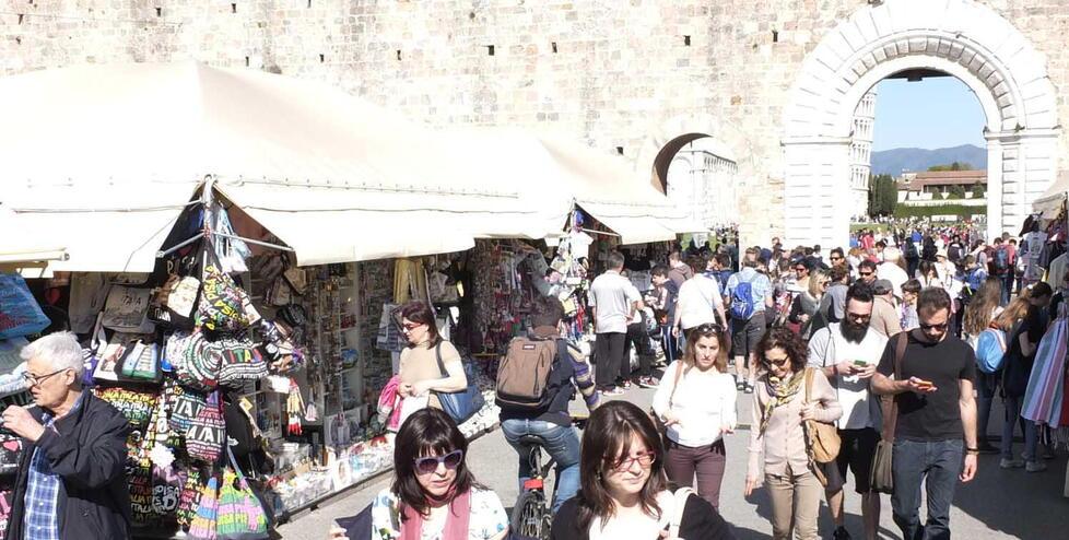 Pisa, l’annuncio del sindaco: «Mai più le bancarelle dentro piazza Duomo»