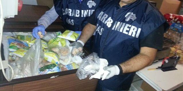 Altopascio, lavoro nero e cibi non tracciati: bar-ristorante chiuso e multato
